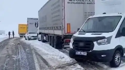 Kars-Ardahan Karayolunda Kar Yağışı: TIR'lar Yolda Kaldı