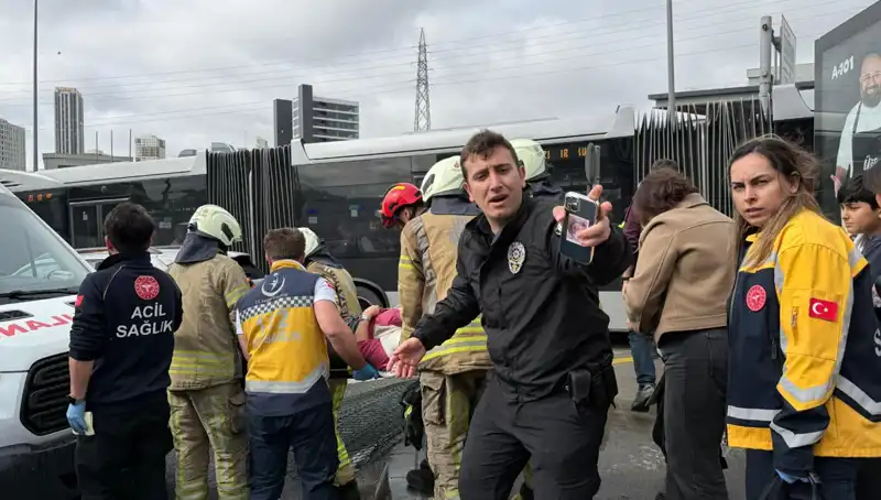 Metrobüste Korkunç Kaza: Seferler Durduruldu, Can Kaybı ve Yaralılar Var