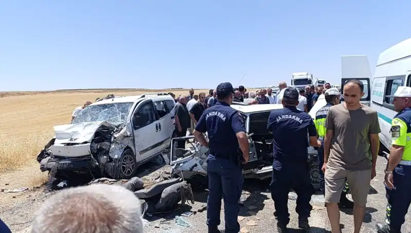 ** Otomobil ve Hafif Ticari Araç Çarpıştı: 4 Kişi Hayatını Kaybetti, 1 Yaralı**
