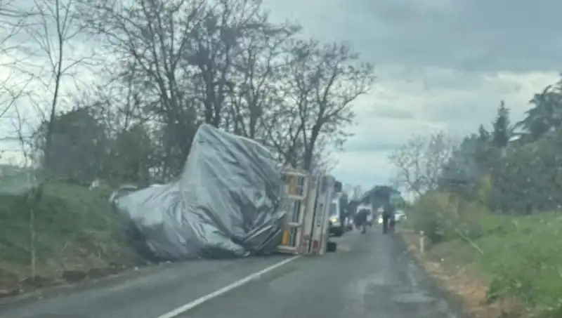 Tekirdağ'da Saman Yüklü TIR Devrildi, Trafikte Kaos Yarattı