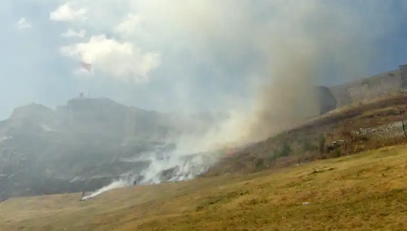 Kars Kalesi'nde Çıkan Anız Yangını Kutlamaların Gölgesinde Kaldı