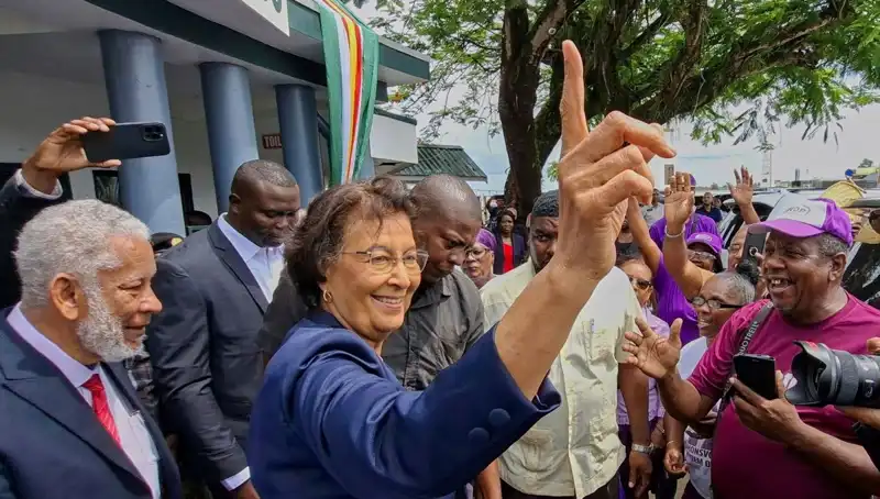 Surinam'da Tarihi Bir Seçim: İlk Kadın Devlet Başkanı Göreve Geldi