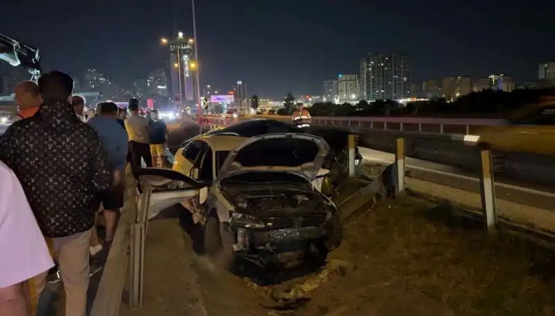 Makas Atan Sürücü Kaza Yaptı: İki Otomobil Yol Ayrımında Havalandı