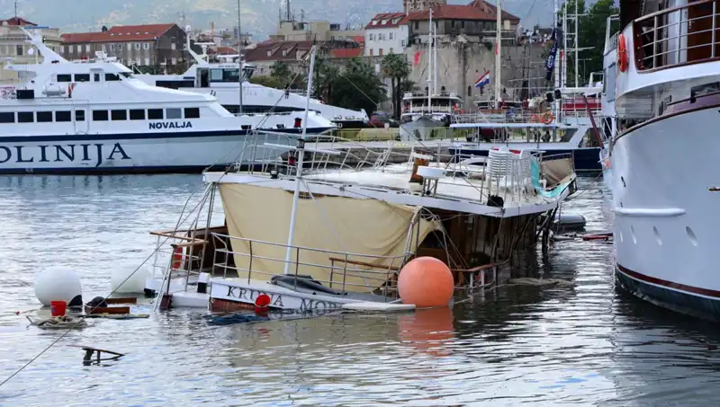 Hırvatistan’da Fırtına Ortalığı Korku Saldı: Feribot Gemiye Çarptı, Batan Gemiye Ne Oldu?