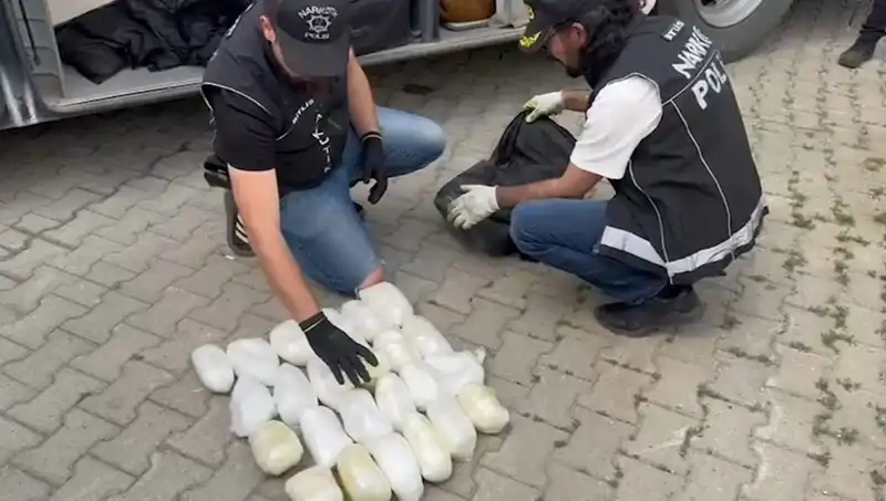 Havaalanında Şok: Yolcunun Valizinde 13 Kilo Metamfetamin Bulundu!
