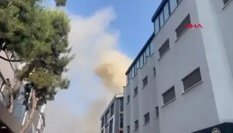 İstanbul'da 4 Katlı İş Merkezinde Yangın: Ekipler Müdahale Ediyor