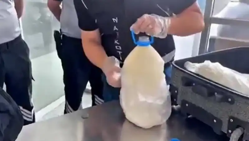 Havalimanında Süt Şişesi İçinde Ele Geçirilen Uyuşturucu: Tam 12 Kilogram