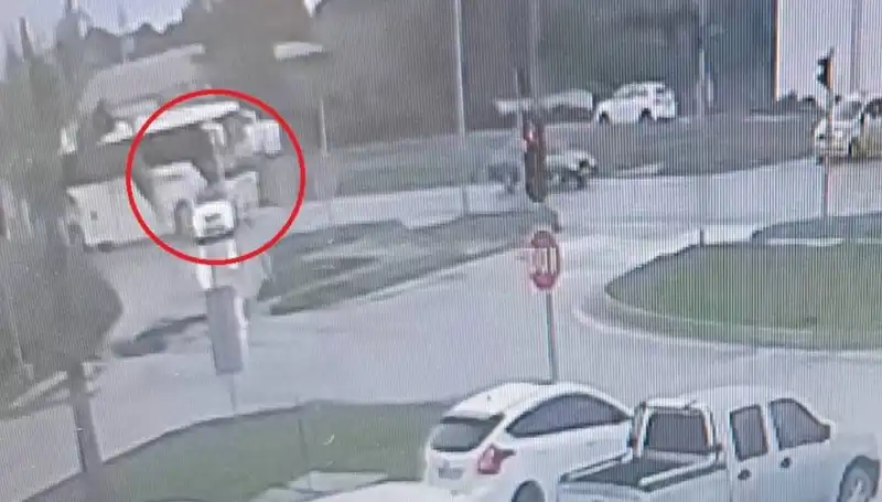 Kırmızı Işıkta Durdu, Yolcu Otobüsü Durmayan Araçla Çarpıştı: Olay Anı Korkuttu