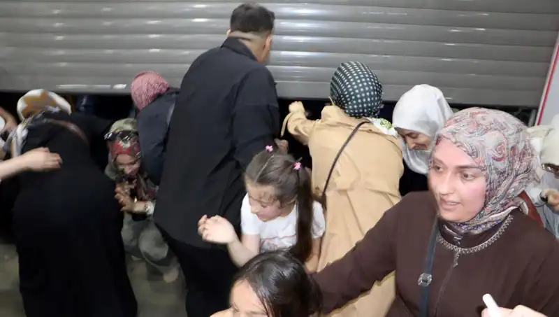 AVM'deki Yüzde 50 İndirim Fırtınası: Alışveriş Tutkunları İzdiham Yarattı