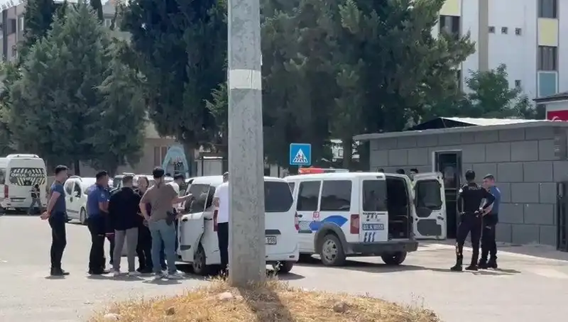 Adliye Önünde Tuhaf Olay: İki Aile Arasında Kavga Çıktı, Beş Yaralı!