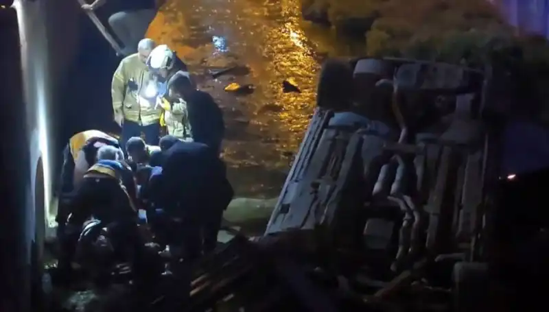 Sürücü Kaza Yerinden Kaçtı, Yaralı İtfaiye Ekiplerince Kurtarıldı!