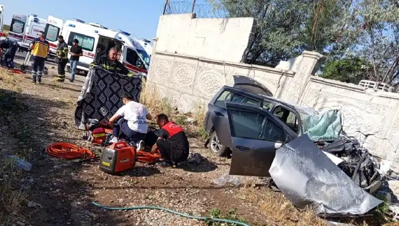 Lastiği Patlayan Araç İstinat Duvarına Çarptı: Can Kaybı ve Yaralılar
