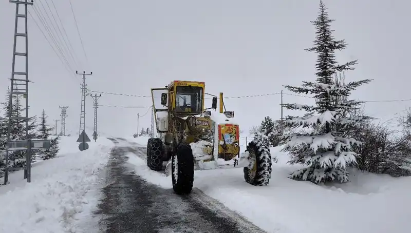 Kayseri’de Kışın Zorlukları: Kardan Kapanan Yollar Yeniden Açılıyor