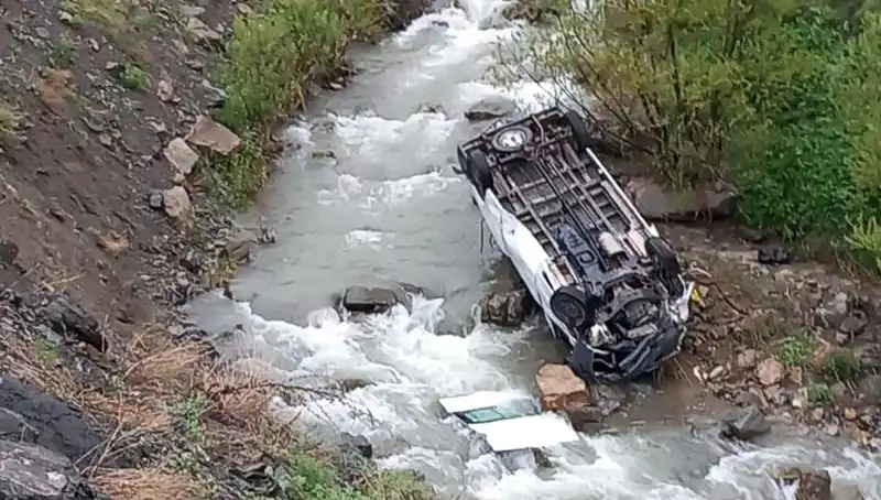 Hakkari’deki Minibüs Kazasında İki Kişi Hayatını Kaybetti, Üç Yaralı