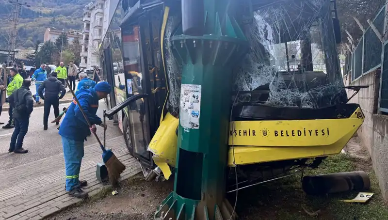 Bursa’da Belediye Otobüsü Kaza Yaptı: 8 Yaralı, Detaylar Ortaya Çıktı!