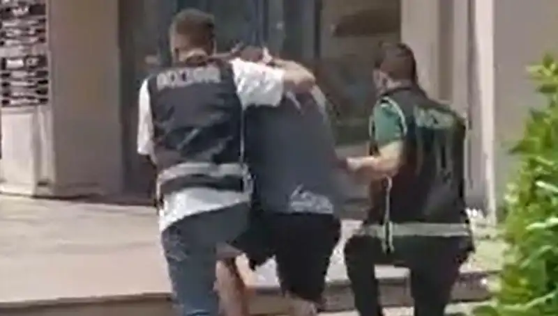 Türkiye'de Sahte Dolarla Alışveriş Yapan Turist Sınır Dışı Edildi