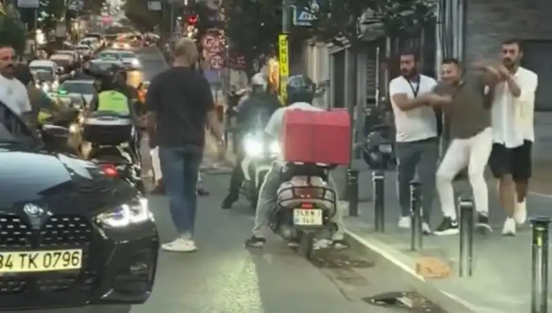 Nişantaşı'nda Sopa ile Yürüyen Adamın Yol Verme Kavgası