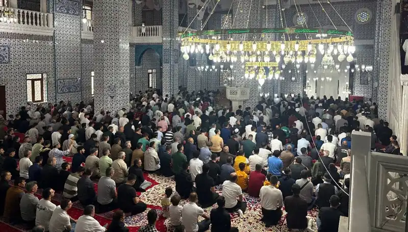 Iğdır'da Bayram Coşkusu: İlk Namaz Seli Sokakları Doldurdu
