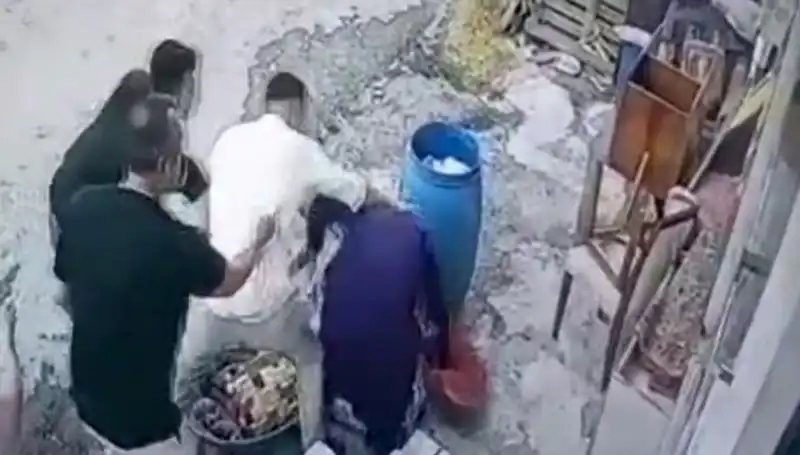 Başakşehir’de Çirkin Olay: Bidon Nedeniylet Baba ve Oğul Kadını Darbetti