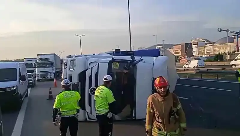Pendik TEM Otoyolu’nda TIR Devrildi: İstanbul’a Giden Yol Kilitlendi