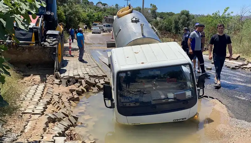Bodrum'da Su Hattı Patladı, Tanker Kayıp Çukurda Ne Olacak?