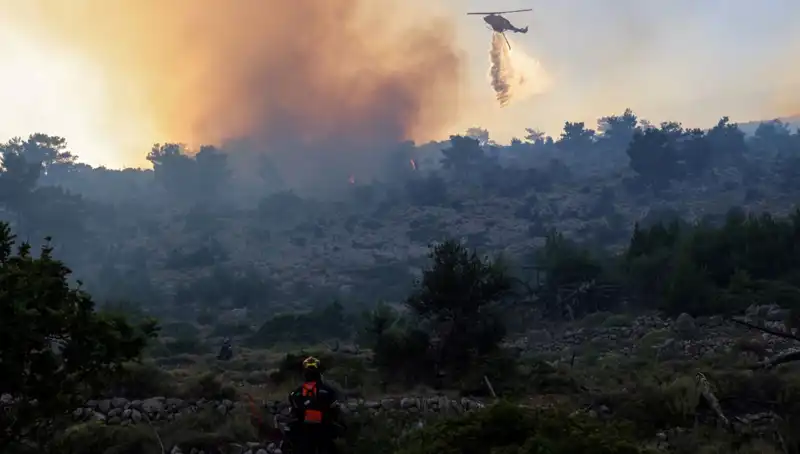 Eğriboz Adası’nda Orman Yangını: İki Köy Tahliye Edildi