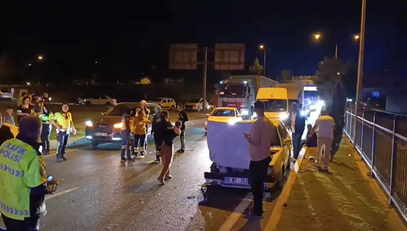 Otoyolda Geri Dönüş Kazası: Çocukların da Arasında Bulunduğu Dört Yaralı