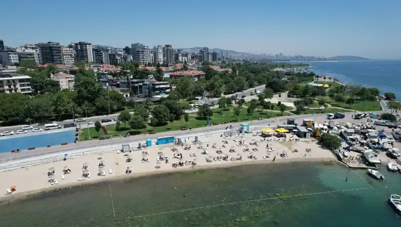 İstanbul'un Kavurucu Sıcaklarında Caddebostan Gözde Mekan Haline Geldi