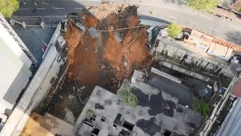 Sarıyer'de Aniden Yol Çöktü: Cadde Kapatıldı, Trafik Felç Oldu!