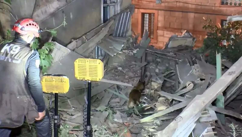İstanbul'da Deprem Sonrası Dram: Hasar Alan Bir Bina Çöktü