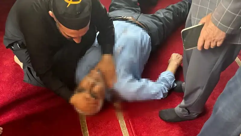 Camide Namaz Kılan Bir Kişi Bıçaklı Saldırıya Uğradı: Olayın Ayrıntıları Şaşırtıyor