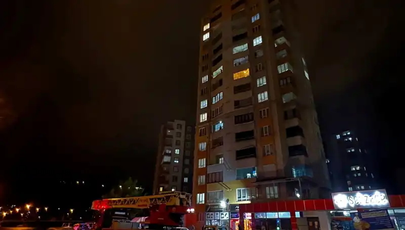 Yıldırım Düşmesiyle Şok Eden Anlar: Apartmanın Çatısında Ne Oldu?