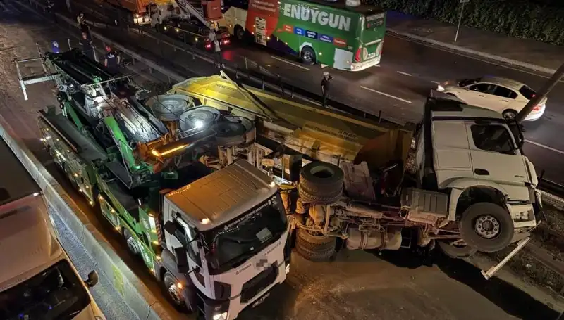 Moloz Yüklü Hafriyat Kamyonu Devrildi: Kazanın Ardından Tüm Gözler Olay Yerinde