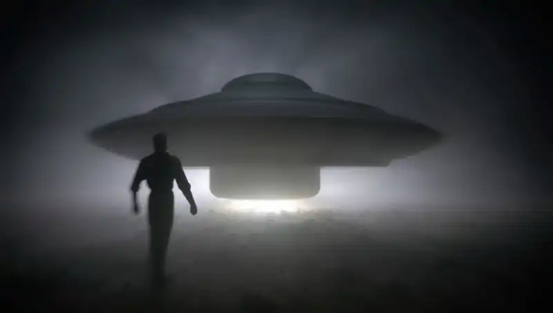 UFO Uzmanı Dikkat Çekiyor: Uzaylılar Masum İnsanı Hedef Alıyor!