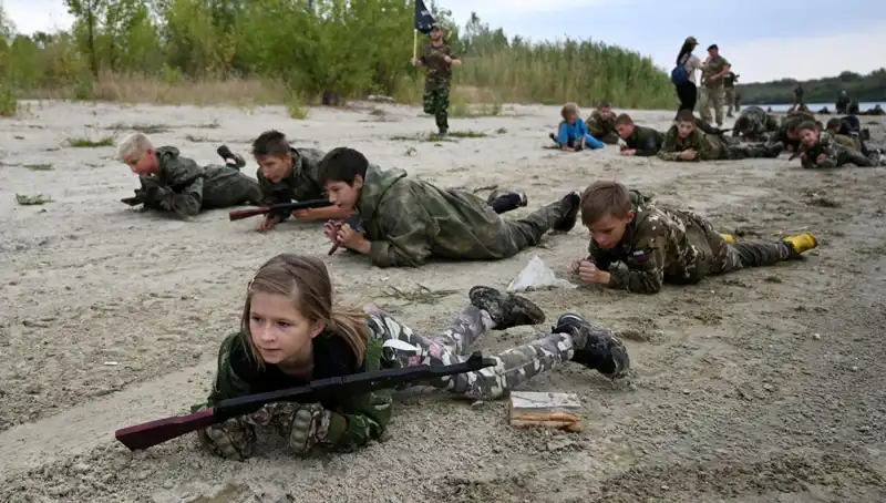 Rusya'da 8 Yaşındaki Çocuklar Askeri Kamplarda Eğitim Alıyor!
