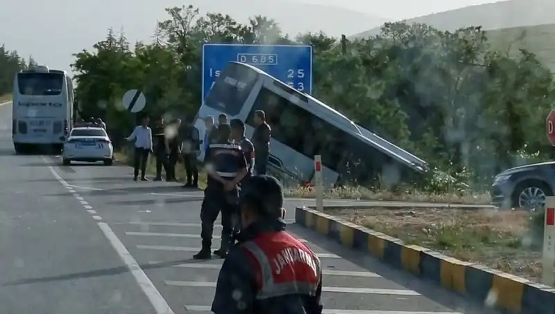 Isparta'da Otobüs Kazası: Tur Otobüsü Yolcu Otobüsü ile Çarpıştı, Yaralılar Var
