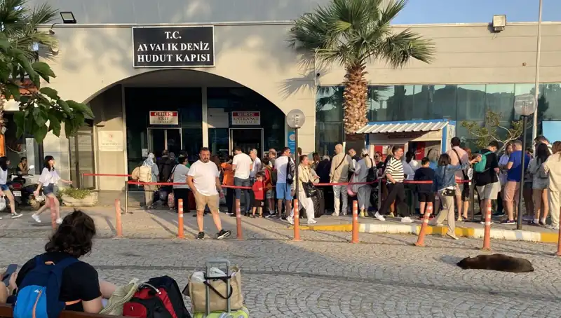 Bayramda Midilli Adası'na Akın Eden Tatilcilerin Büyüleyici Deneyimi