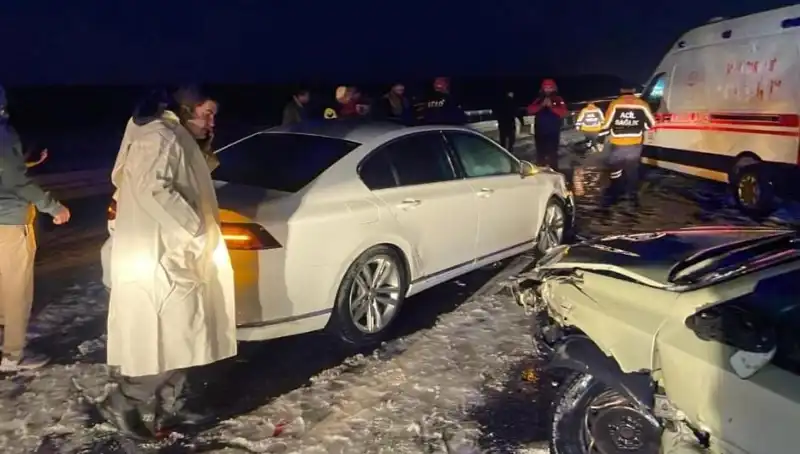 Aksaray'da Zincirleme Trafik Kazası: 15 Kişi Yaralandı, Olayın Ayrıntıları Şok Edici