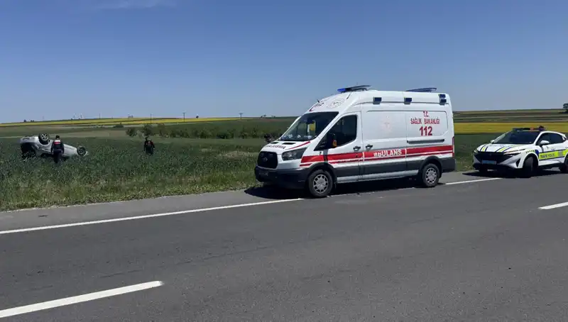Edirne'de Devrilen Otomobilin Sürücüsü ve Eşi Yaralandı: Kazanın Detayları