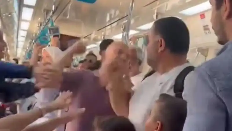 Marmaray'da İkili Yumruklu Kavga: Yolcuların Gözleri Önünde Yaşanan Olay