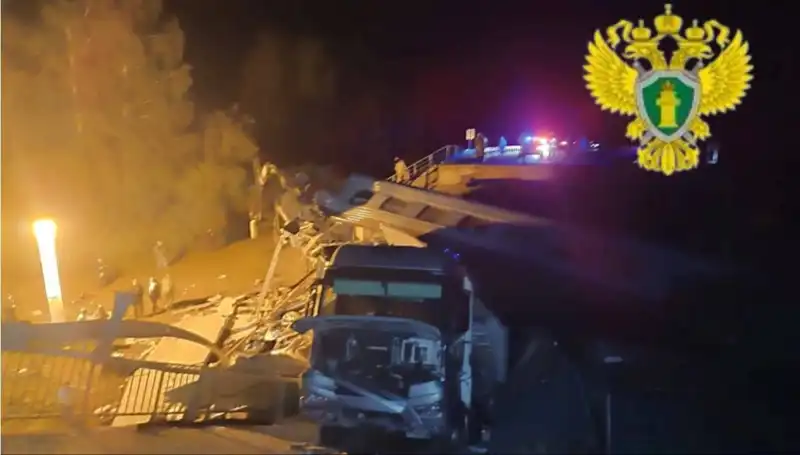 Rusya'da Köprü Çökmesi: Tren Seferlerinde Hayati Tehlike!