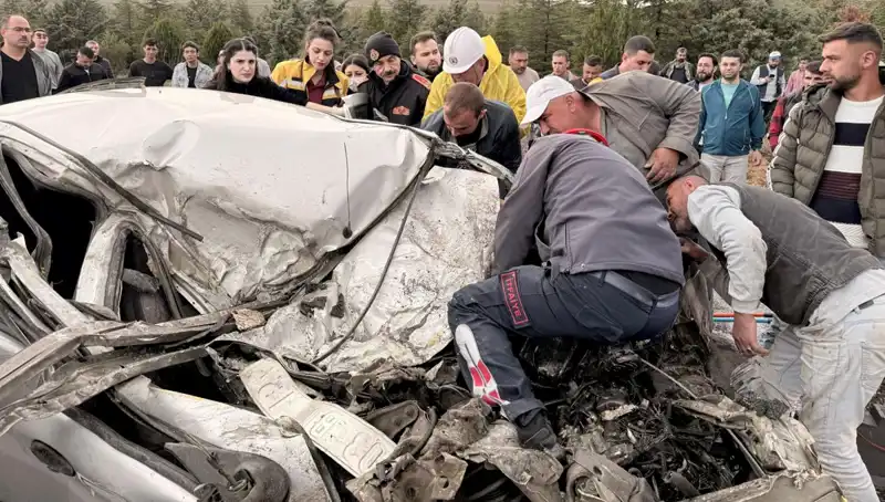 TIR ile Çarpışan Otomobil: Kazanın Ardındaki Dehşet Görüntüleri