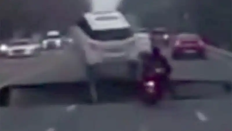 Güney Kore’de Otoyolda Oluşan Dev Çukur Motosikleti Yuttu: Kaza Anı Kameralarda
