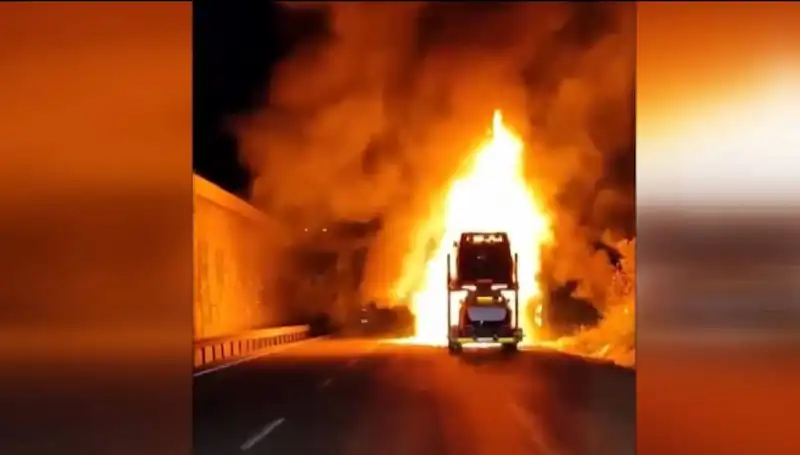 Otomobil Yüklü Tırda Korkutan Yangın: 8 Araç Yok Oldu