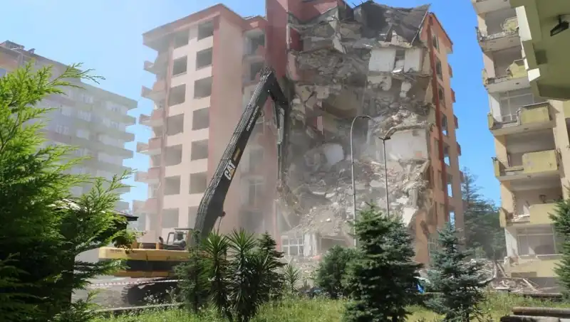 Dalgalar Yıkım Getirdi: İki Binanın Tarih Olmasına Neden Olan Olay