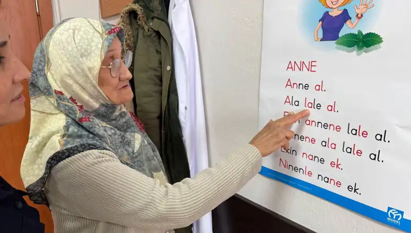 65 Yaşındaki Ayşe Teyze, Hayallerini Okuma Yazma ile Gerçekleştiriyor